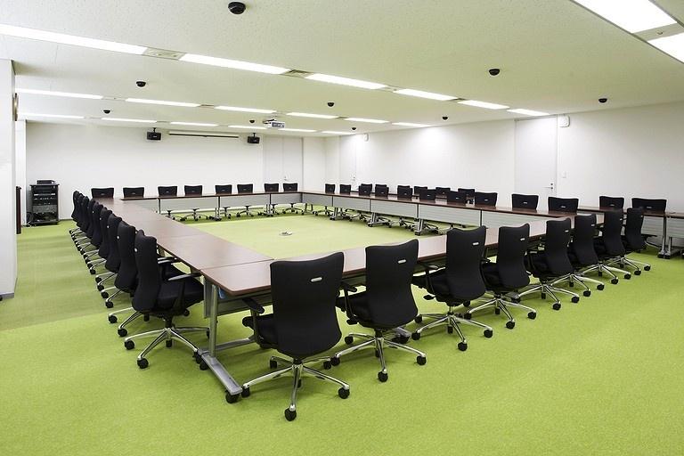 Japan Professional Football League/【Large conference room】Green carpet with 5.5m intervals representing turf stripes.