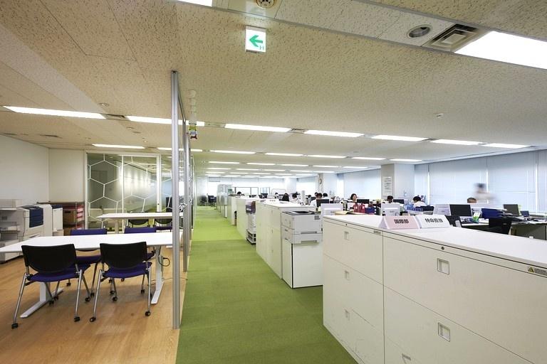 Japan Professional Football League/【Work space】Office space designed with a soccer field image.