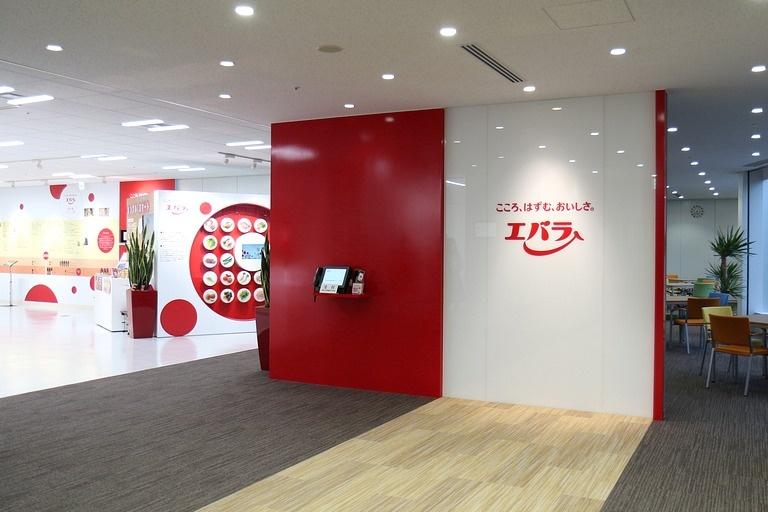 Ebara Foods Industry, Inc./【Entrance and reception】The entrance embodies the Ebara brand through the use of CI colors.