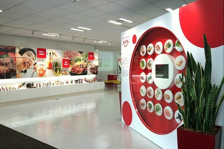 Ebara Foods Industry, Inc./【Showroom】This space presents Ebara brand information in displays of company history, products, etc.