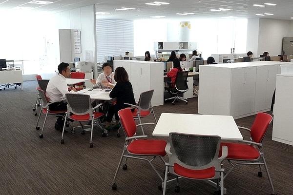 Ebara Foods Industry, Inc./【Work area: Open meeting space】Discussion spaces are located throughout the work areas.