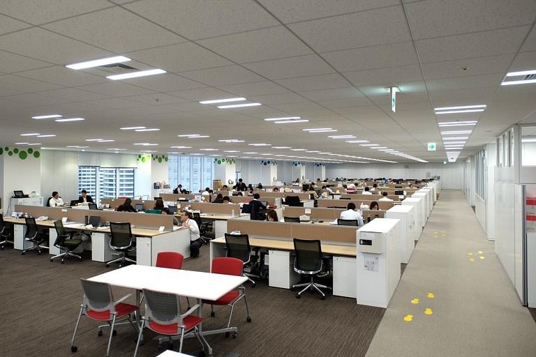 Ebara Foods Industry, Inc./【Work area】A feeling of employee unity is nurtured by an open space with partitions eliminated.