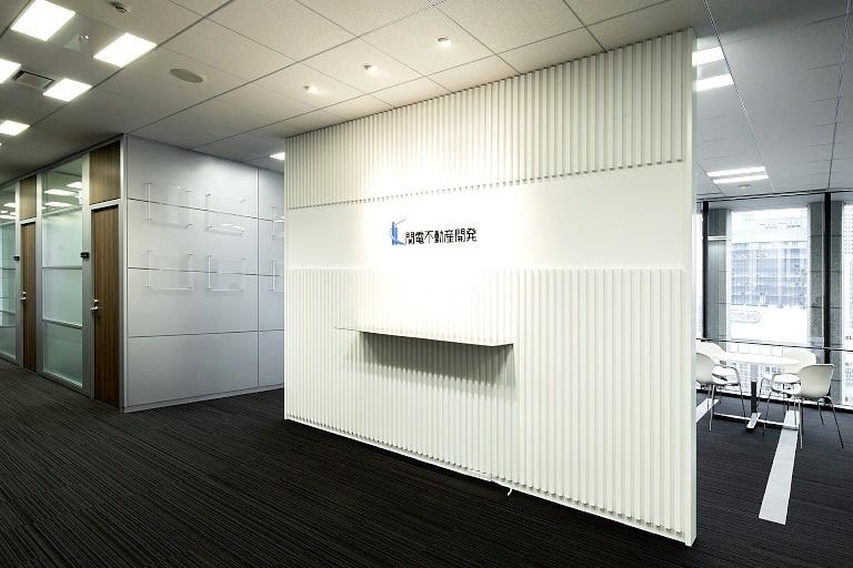 Kanden Realty & Development Co., Ltd./【General reception】White keynote color reception area with prominent logo display.