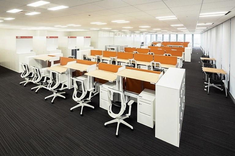 Kanden Realty & Development Co., Ltd./【15F Work area】All the work area desks are adjustable-height desks.