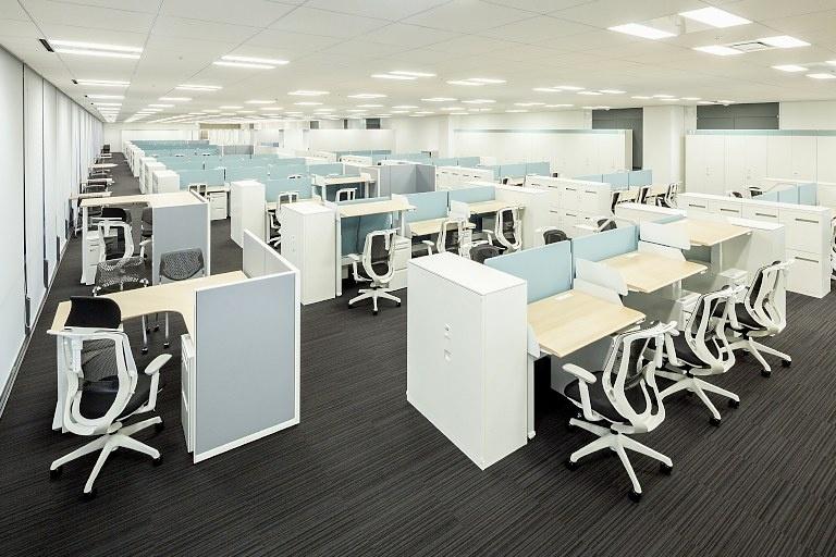 Kanden Realty & Development Co., Ltd./【14F Work area】L-shaped desks for managers also have adjustable height.