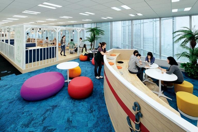 BANDAI NAMCO Entertainment Inc./【8F Communication space／BEACH】Stair-like discussion corner with a "boat floating on the sea" motif.