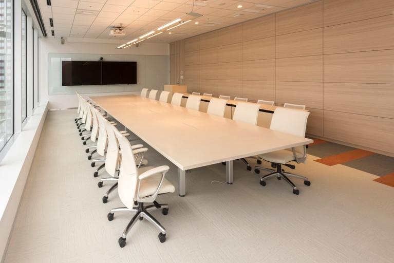 BANDAI NAMCO Entertainment Inc./【Executive conference room】The space creates an elegant impression with bright woodgrain and white. 