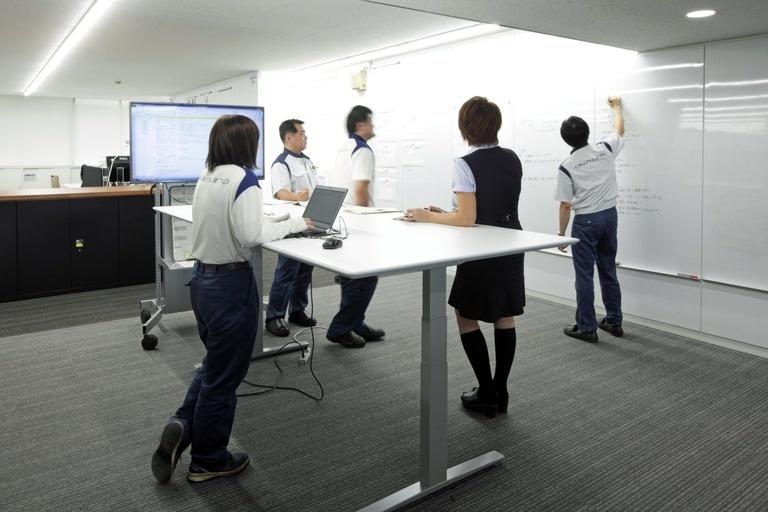 Okamura Corporation/【Meeting space】The meeting space was designed to promote lively discussion and information sharing; a white board covers an entire wall.