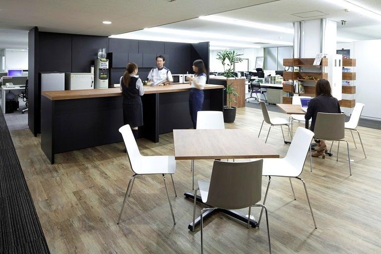 Okamura Corporation/【Café space】This "refresh space" promotes employee interaction. It can also be used as touchdown seating by people from other departments.
