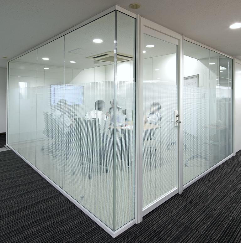 Okamura Corporation/【Video conferencing room】The video conferencing room is enclosed by glass partitions with an appropriate level of visual screening.