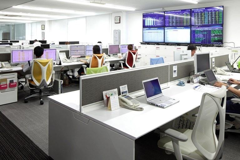 Okamura Corporation/【Work area (production control)】So that order status and production progress can be seen, large monitors are installed in the production control staff area.