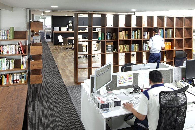 Okamura Corporation/【Library space】Libraries are situated at various places in work areas and are used for storing and displaying documents, books, samples, etc.