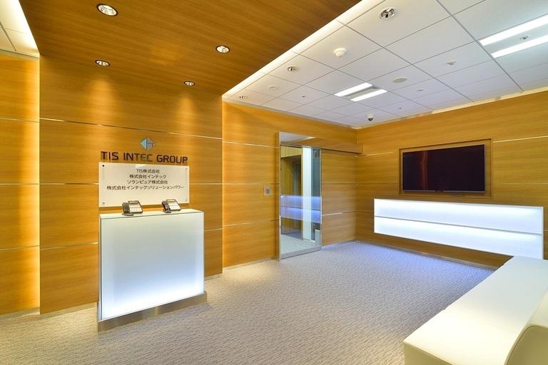 TIS Inc./【37F General reception area】This space incorporates lighting effects created with indirect lighting, etc.