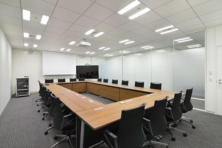 TIS Inc./【30F Conference room】A video conferencing system is installed in each conference room.