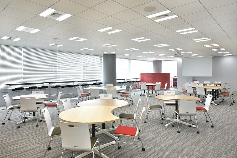 TIS Inc./【Office floor multipurpose space】For multipurpose use (discussions, relaxation, etc.), this space is provided on each floor.