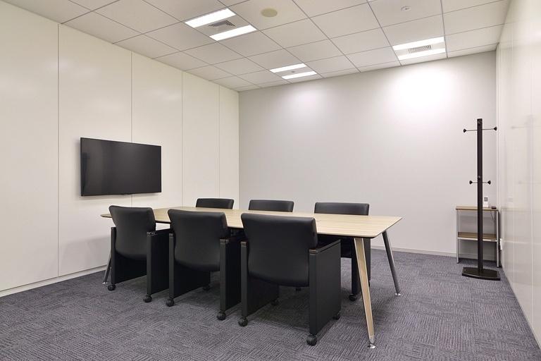 TIS Inc./【37F Conference room】Presentations can be given using the monitor.