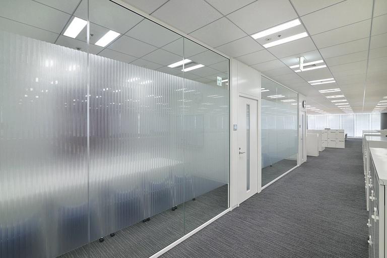 TIS Inc./【Office floor conference rooms】There is a feeling of openness and unity with work areas.