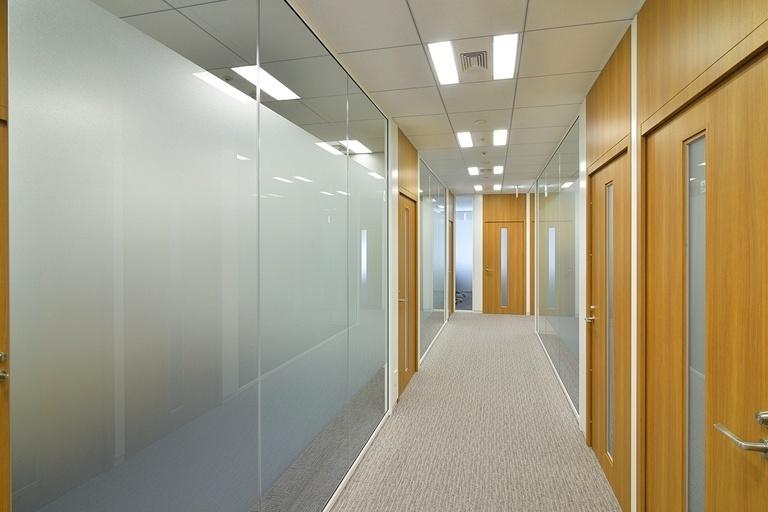 TIS Inc./【37F Corridor】Glass walls reduce the feeling of pressure from narrow space.