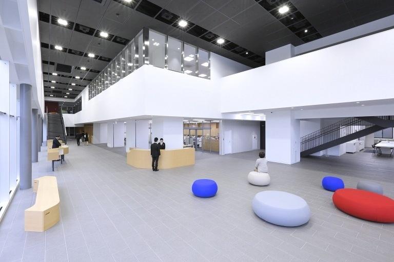 Sendai Oroshisho Center/【Oroshimachi Plaza (hall)】The atrium space promotes a variety of interaction and can be flexibly used as exhibition and event space.