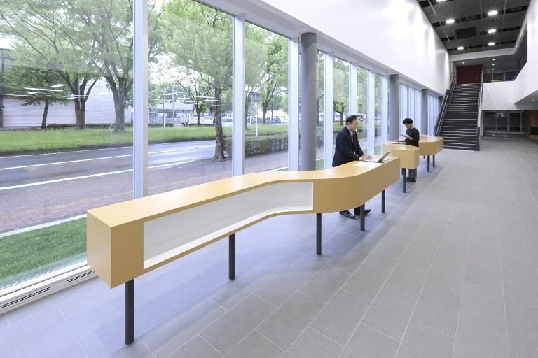 Sendai Oroshisho Center/【Business lounge】The window-side high counter serves to promote community ties.