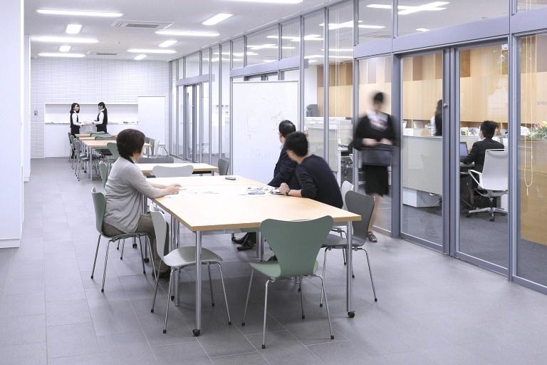 Sendai Oroshisho Center/【Business lounge】Featuring adjustable and movable furniture, this co-working space can be freely used by anyone.