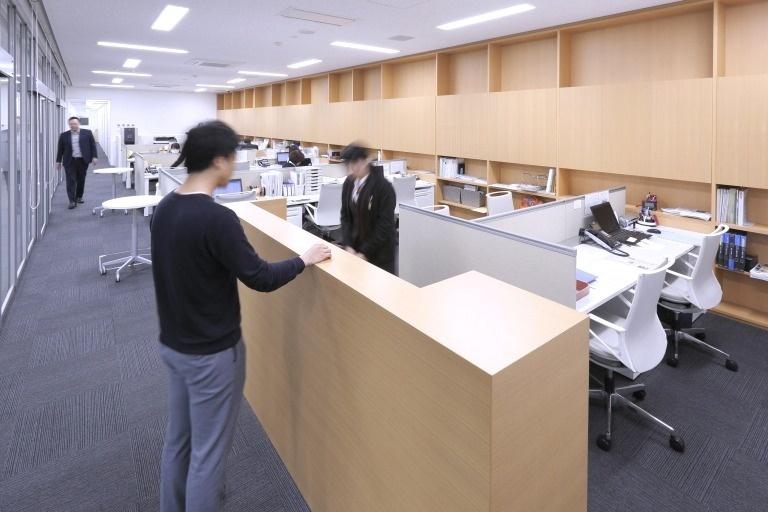 Sendai Oroshisho Center/【Administrative office】Universal layout. Adjacent to the business lounge, the office design facilitates the quick handling of visitors.