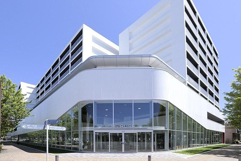 Sendai Oroshisho Center/【Facade】The building form is open to the wide intersection and reflects the wall-setback lines and height restrictions of the district improvement plan guidelines.