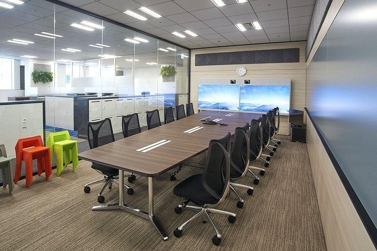 Aozora Bank, Ltd./【Large conference room】A large conference room is situated in the core area. The trapezoid table shape takes monitor ease-of-viewing into account.