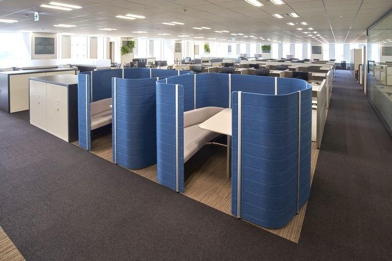 Aozora Bank, Ltd./【Intersection: Meeting booths】These booths can also be used as free-address seating and as semi-private space for concentrating on work tasks.