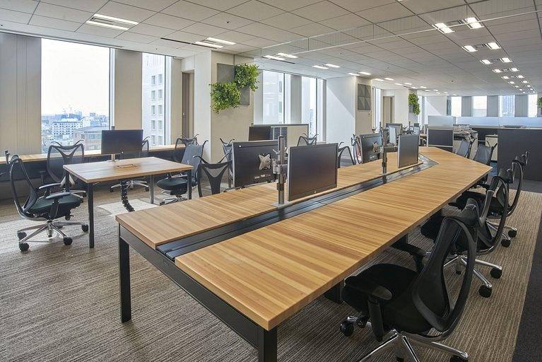 Aozora Bank, Ltd./【Free address tables】For discussions while checking the screen and for solitary work tasks, there is one monitor for every two seats.