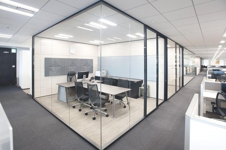Aozora Bank, Ltd./【Executive office】Partitions and fixtures have a standardized style. It is possible to write with a pen and project on the glass of one interior surface, and another surface has acoustic panels.