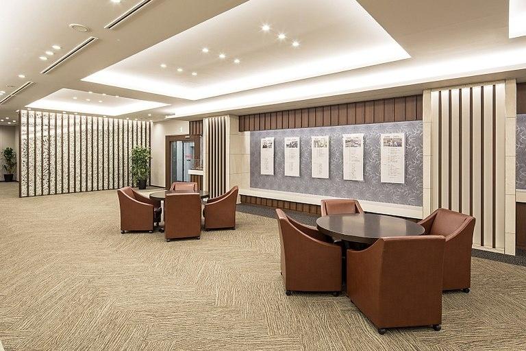 Okasan Securities Co., Ltd./【Lobby】This is a space where you can relax and spend time while viewing the company's history.