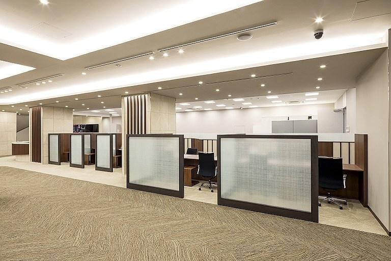 Okasan Securities Co., Ltd./【Counter】The wide booths at the front are wheelchair friendly.
