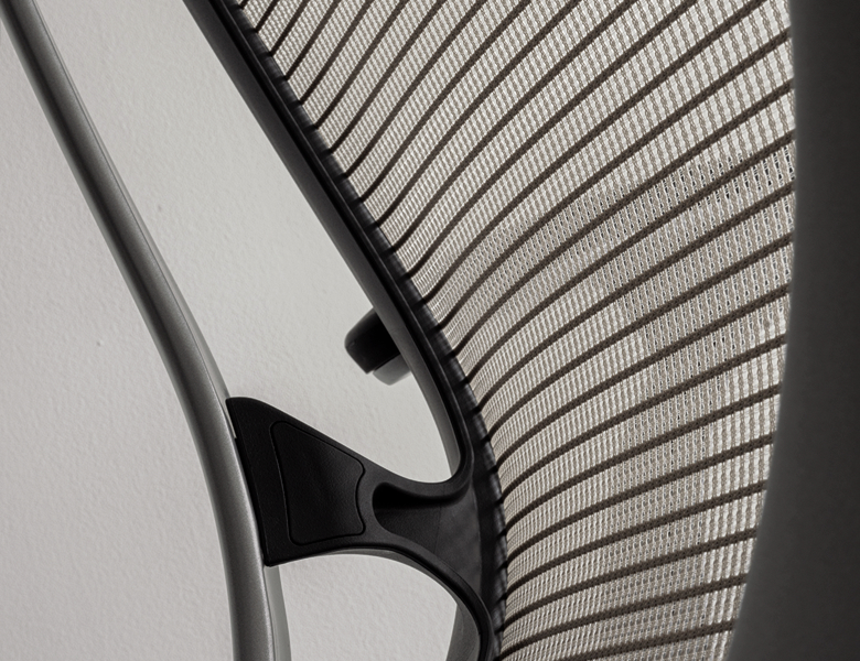 Cấu trúc khung đôi nhẹ nhàng nâng đỡ lưng bạn