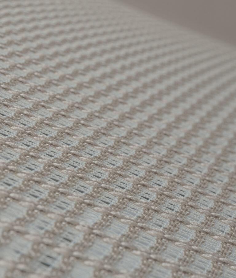 Kỹ thuật dệt truyền thống được ứng dụng tinh tế trong lớp lưới, mang đến cảm giác chăm sóc và nâng niu cho người sử dụng.